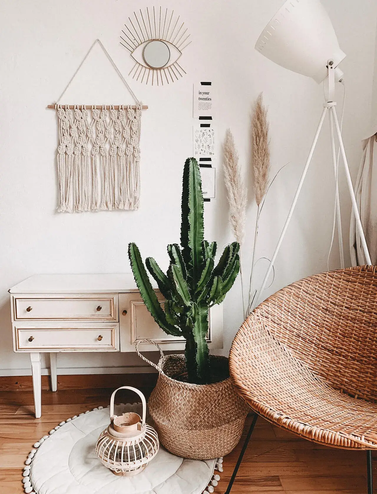 Boho-Ecke mit Kaktus, Rattansessel und Wanddeko